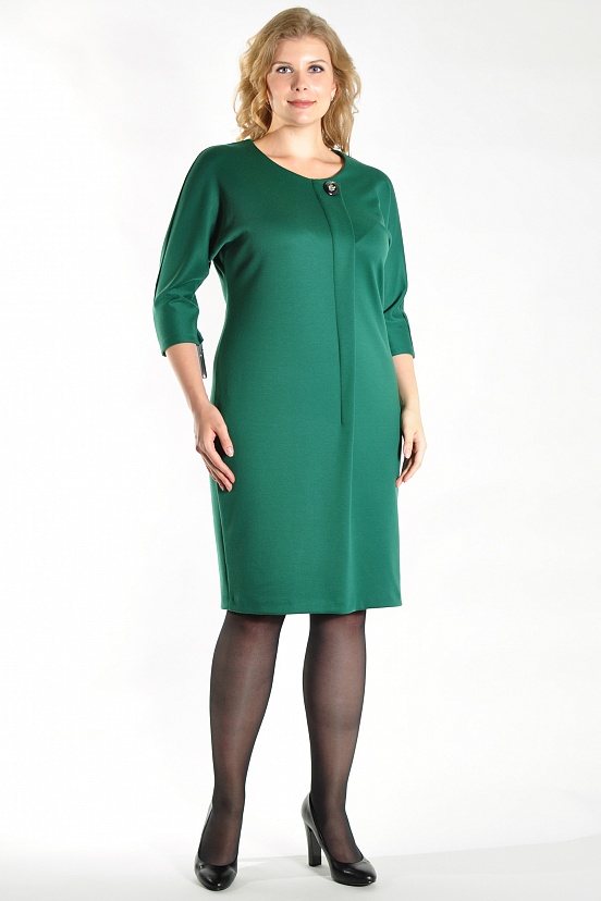 Темно-зеленое приталенное платье 8172-35 с декоративной складкой на пуговице купить оптом в FORUS