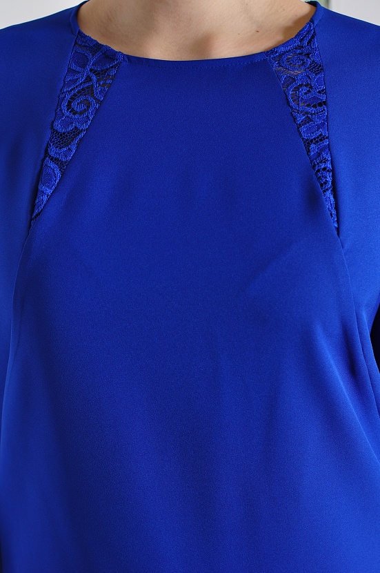 Синее платье-футляр 3375-17 с кружевными элементами у ворота и на рукавах купить оптом в FORUS