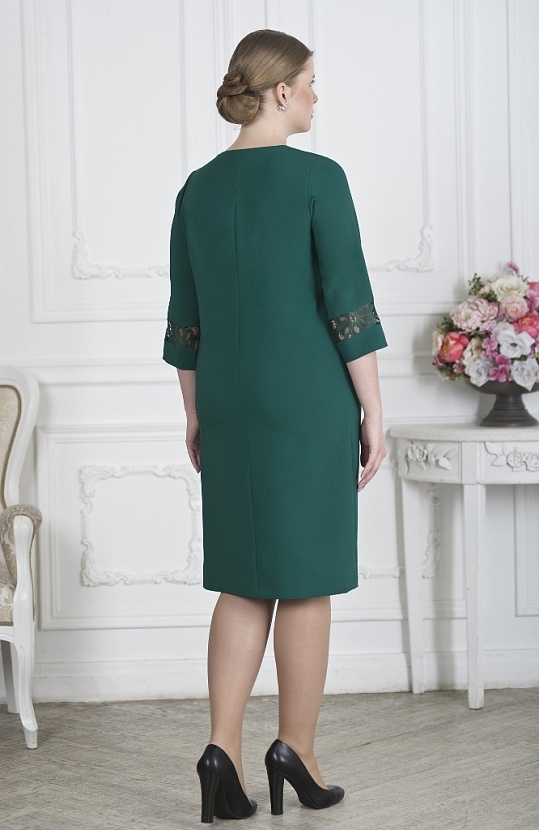 Зеленое платье-футляр 3375-31 с кружевными элементами у ворота и на рукавах купить оптом в FORUS
