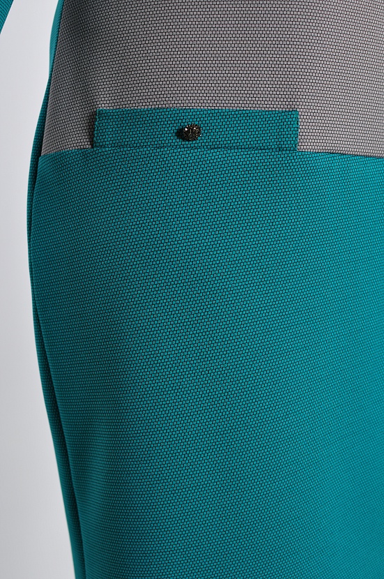 Зеленое офисное платье 8046-В с серой вставкой и рукавами семь восьмых купить оптом в FORUS