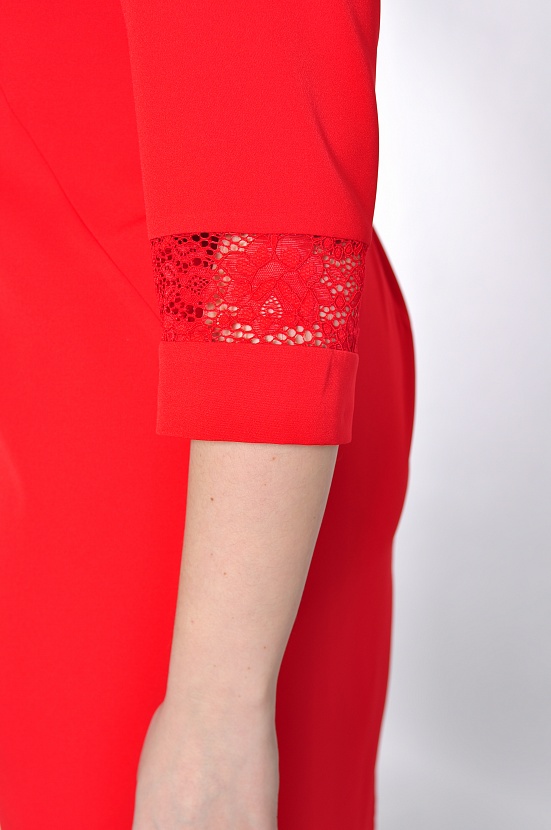 Красное платье-футляр 3375-9 с кружевными элементами у ворота и на рукавах купить оптом в FORUS