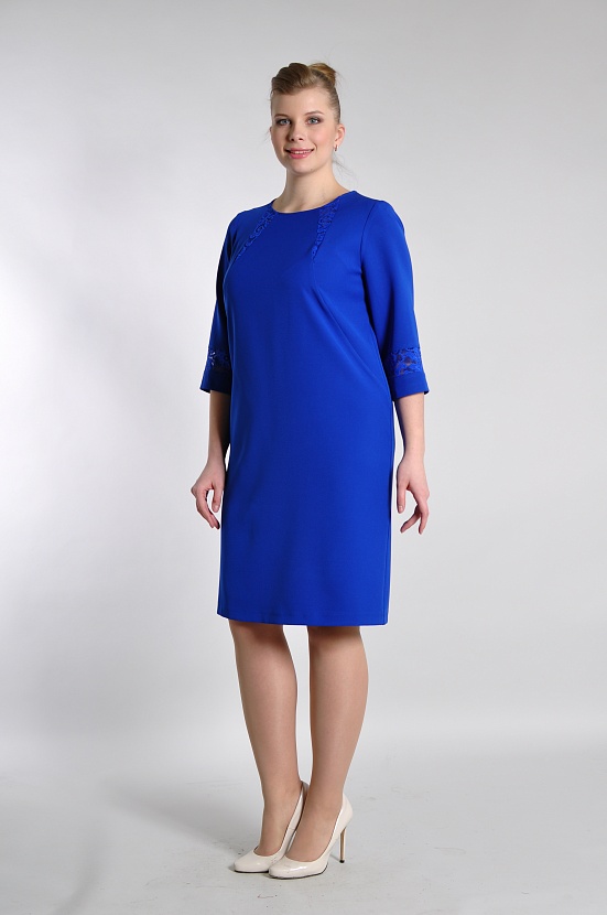 Синее платье-футляр 3375-17 с кружевными элементами у ворота и на рукавах купить оптом в FORUS