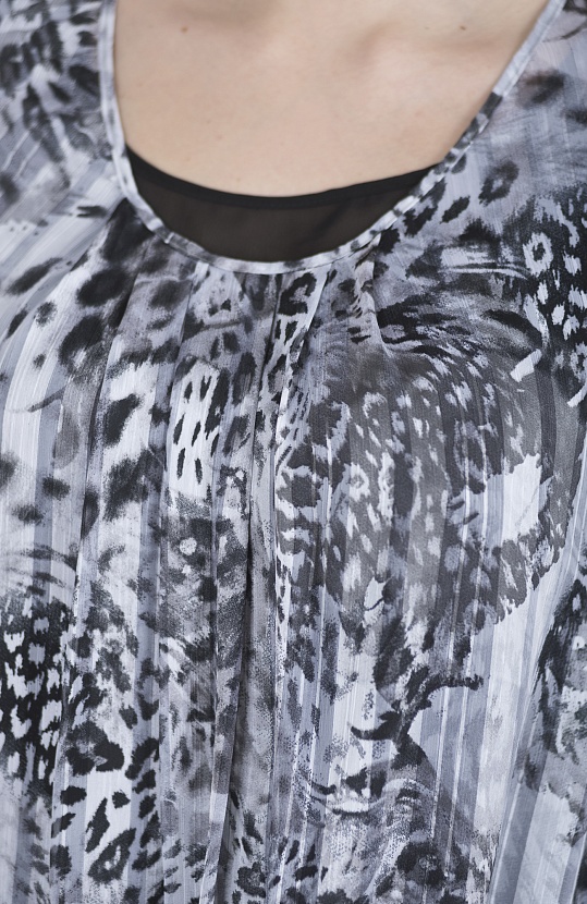 Серое полупрозрачное платье-баллон 3379-А с рисунком ягуара и черной подкладкой купить оптом в FORUS