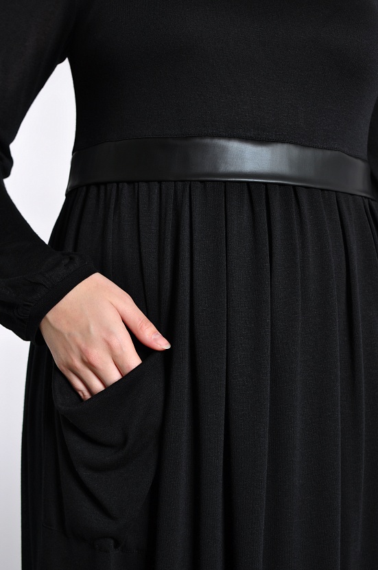 Черное длинное платье 8058-1 с круглым воротом, карманами и поясом под кожу купить оптом в FORUS