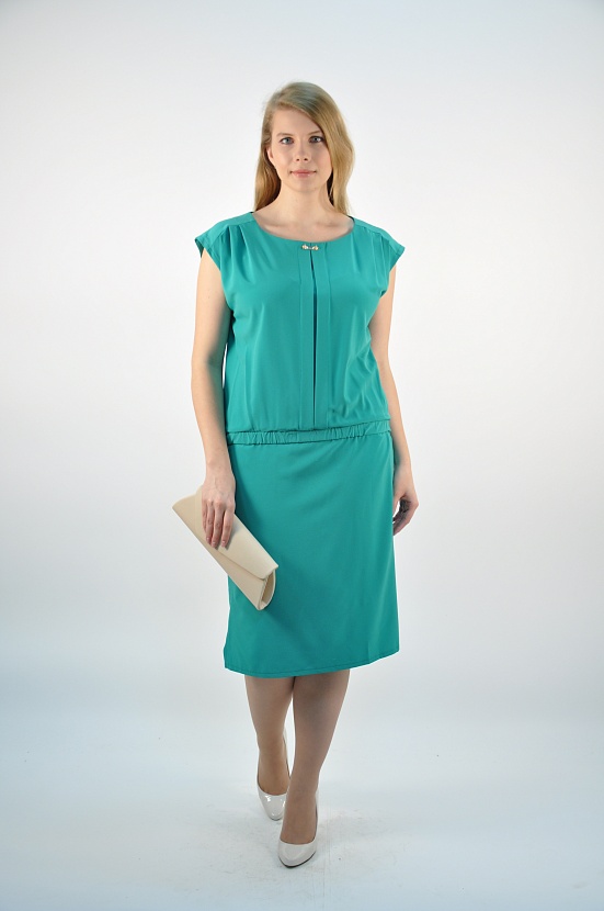 Бирюзовое платье 5018-А с заниженной талией и вертикальными складками купить оптом в FORUS