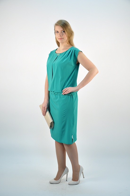 Бирюзовое платье 5018-А с заниженной талией и вертикальными складками купить оптом в FORUS