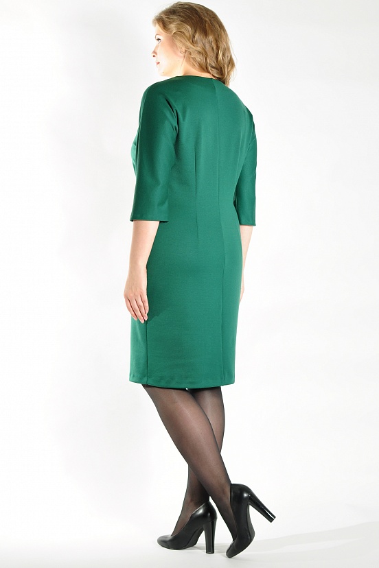 Темно-зеленое приталенное платье 8172-35 с декоративной складкой на пуговице купить оптом в FORUS