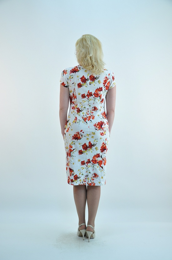 Белое платье-футляр 5016-А в цветочек с короткими рукавами и квадратным вырезом купить оптом в FORUS