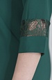 Зеленое платье-футляр 3375-31 с кружевными элементами у ворота и на рукавах купить оптом в FORUS