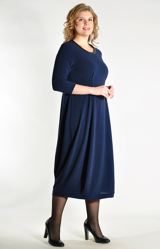Темно-синее платье 8081/13 миди с округлым воротом и глубокими складками от пояса купить в FORUS