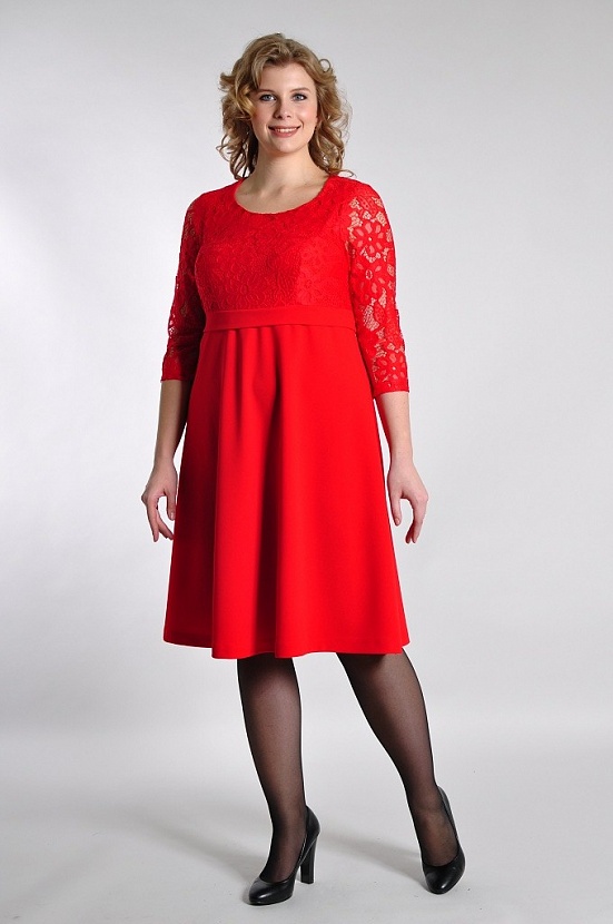 Красное приталенное платье 3357-50 с кружевными рукавами по локоть купить оптом в FORUS