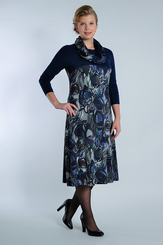 Темно-синее с серым платье 8016-А с геометрическим принтом и шарфом хомут купить оптом в FORUS