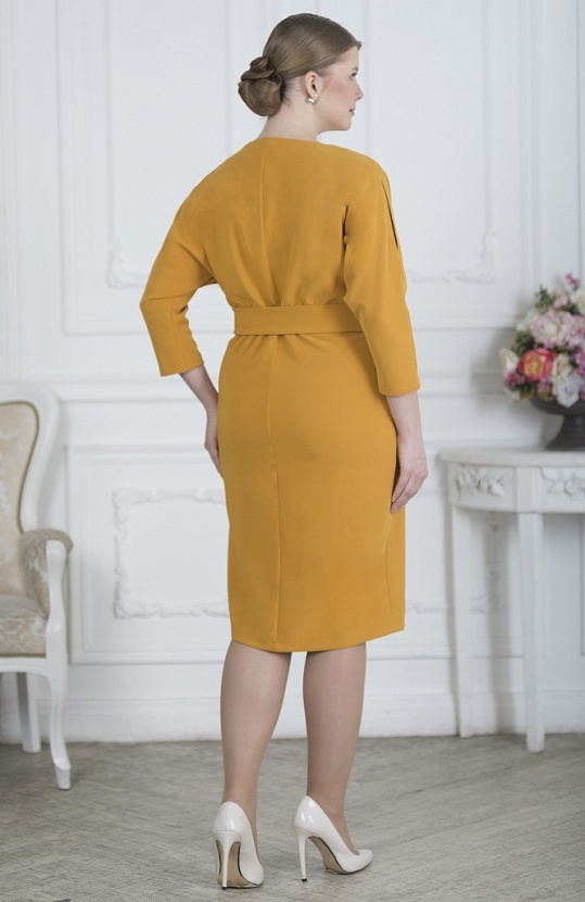 Платье-футляр 3363-64 горчичного цвета с аппликацией и рукавами семь-восьмых купить оптом в FORUS