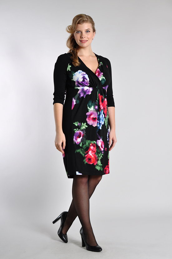 Платье свободное чёрного цвета 3347-В с крупными цветами с рукавами по локоть купить оптом в FORUS