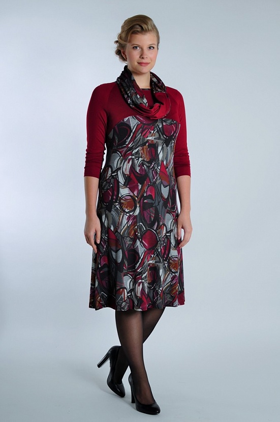 Бардовое с серым платье 8016-В с геометрическим рисунком и шарфом хомут купить оптом в FORUS
