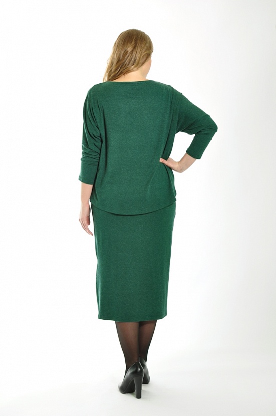 Темно-зеленое платье 8206-23 с цельнокроеным воротом и прямой юбкой миди купить оптом в FORUS